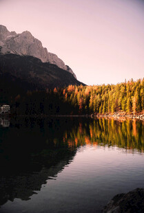 秋日山林畔的静谧湖水