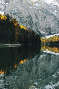 秋日山水倒影美景