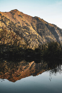 山间湖水与壮丽山景倒影