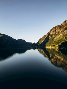 宁静山水间的绝美倒影