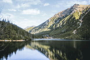 山间静谧湖景
