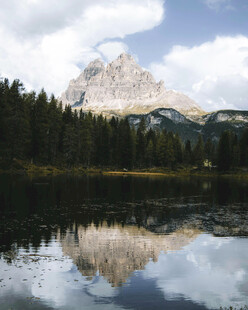 山间湖泊与巍峨山峰倒影