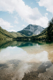宁静山水间的澄澈湖泊