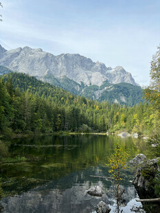 山间静谧湖泊与葱郁山林