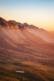 日出下的壮丽山峦景色