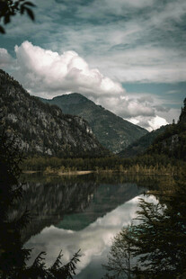 宁静山水倒影美景