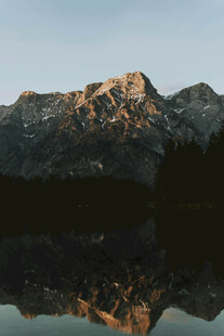 山间湖景