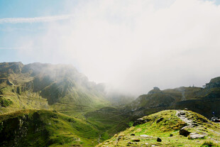 山间云雾缭绕的秀丽景致