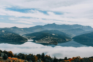 山间云海湖泊秋日美景