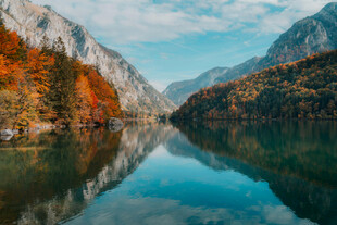 秋日山间静谧湖水美景