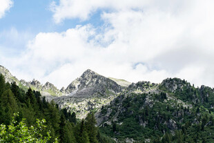 青山翠谷间的秀丽山景