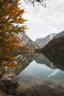 秋日山水间的静谧湖景