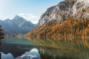 秋日山间湖泊美丽景致