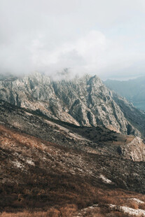 云雾缭绕的壮丽山景