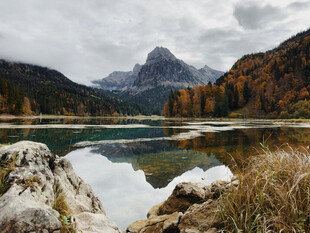 秋日山湖美景