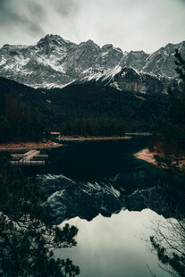 雪山倒影下的静谧湖景