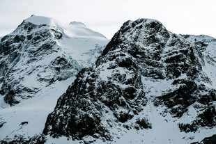 巍峨雪山壮丽景致