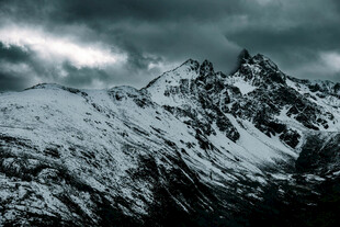 雪山乌云下的壮丽景致