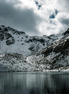 雪山下的静谧湖泊