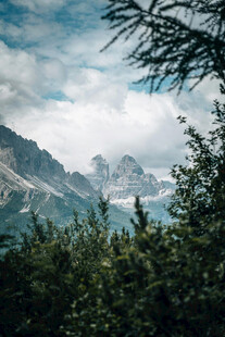 山林间的壮丽山脉景观