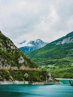 青山绿水间的静谧湖景