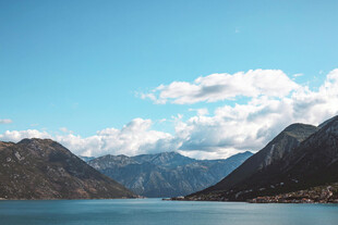 壮丽山水间的湖光山色