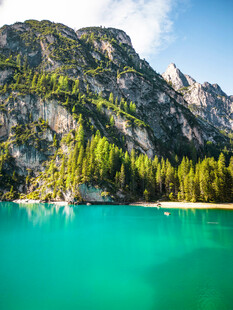 翠绿山峦下的澄澈蓝湖