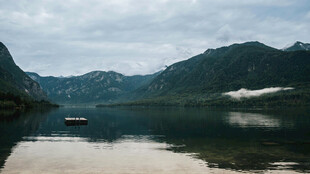 宁静山水间的孤舟美景