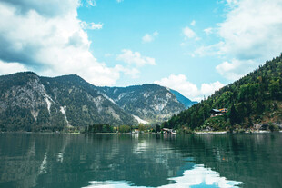 宁静山水间的美丽湖景