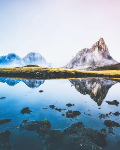 宁静山水倒影如画美景