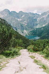 山间小径旁的秀丽湖景