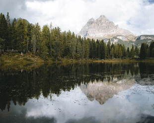 山林湖泊间的静谧美景