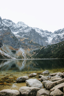高山湖泊边的嶙峋怪石