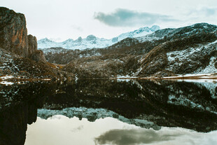 山水相映的静谧湖景