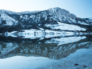 雪山倒影于平静湖面