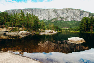 宁静山水间的倒映美景