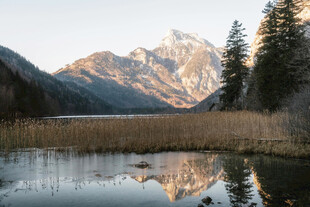 山间湖泊与壮丽山峰倒影