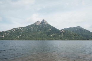 湖畔青山秀丽风光