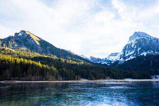 秀丽山水间的宁静湖泊