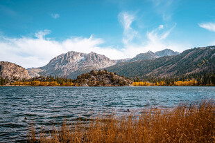湖畔秋景