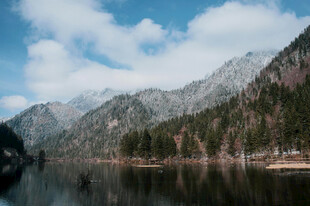山水相依的静谧湖景