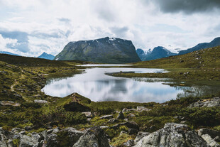 山间静谧湖泊美景