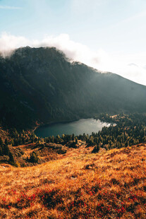 秋日山间湖泊美景