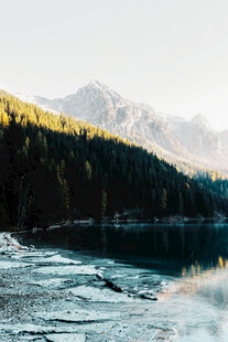湖畔山林间的静谧美景