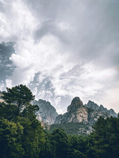 云雾缭绕的壮美山峦景色
