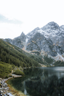 高山湖泊美景