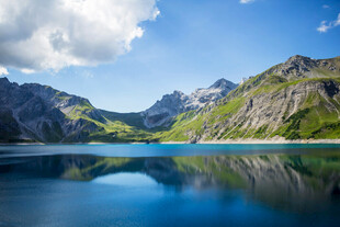 高山湖泊美景