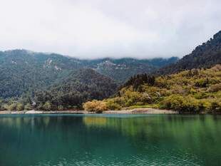 青山环抱的碧绿湖水