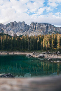 高山湖畔美景