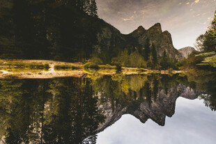 山间宁静湖景